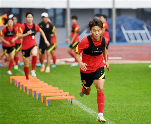 所以从某种角度，实在我们也能够理解查师长教师拍摄这部片子的表情，面临内地市场，要做郭京飞仍是要做齐溪？片子给出的谜底是两人遵守情意分开职场，片子外呢？查师长教师是在踌躇中，仍是已有了本身的谜底。